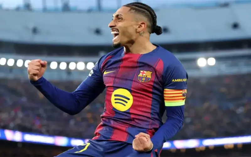 زوجة رافينها ترد على أنباء مفاوضات رحيله عن برشلونة